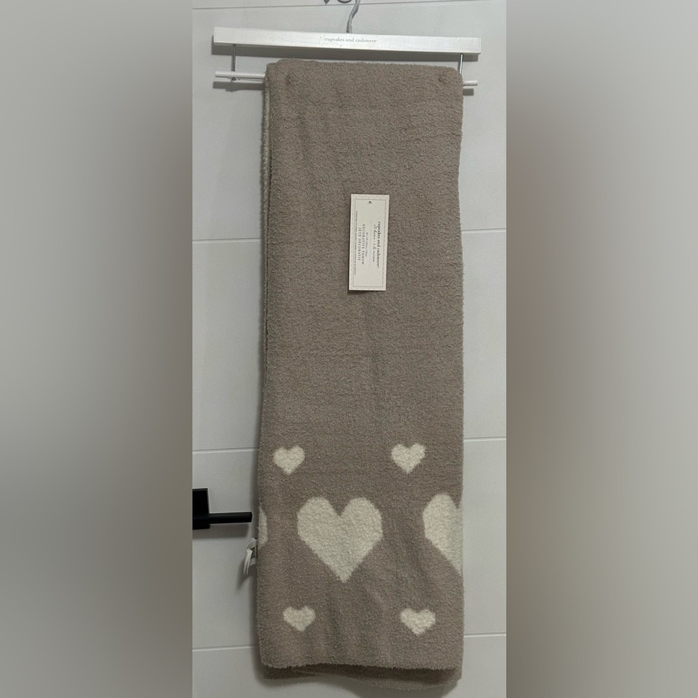 ✨NWT✨ Cupcakes & Cashmere: Decorative Throw